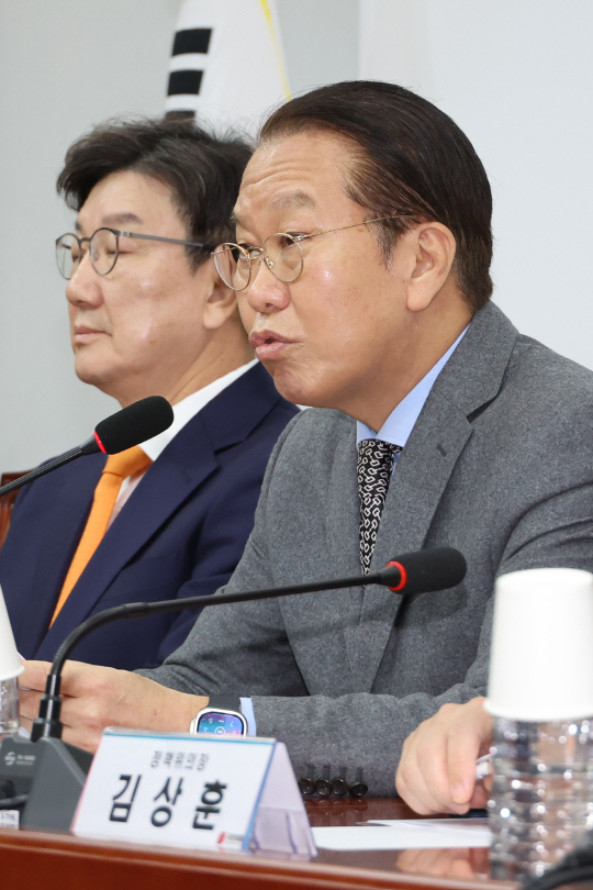 <YONHAP PHOTO-2767> 발언하는 권영세 비대위원장      (서울=연합뉴스) 김주성 기자 = 국민의힘 권영세 비상대책위원장이 6일 오전 서울 여의도 국회에서 열린 비상대책위원회의에서 발언하고 있다. 2025.1.6      utzza@yna.co.kr/2025-01-06 09:28:48/<저작권자 ⓒ 1980-2025 ㈜연합뉴스. 무단 전재 재배포 금지, AI 학습 및 활용 금지>
